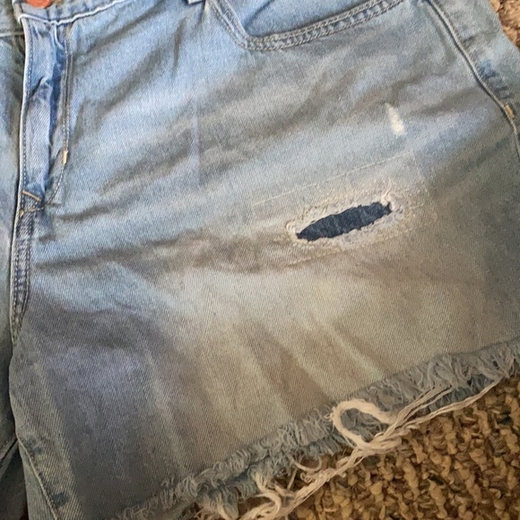 Size 16 Old Navy light denim shorts - Picture 2 of 5